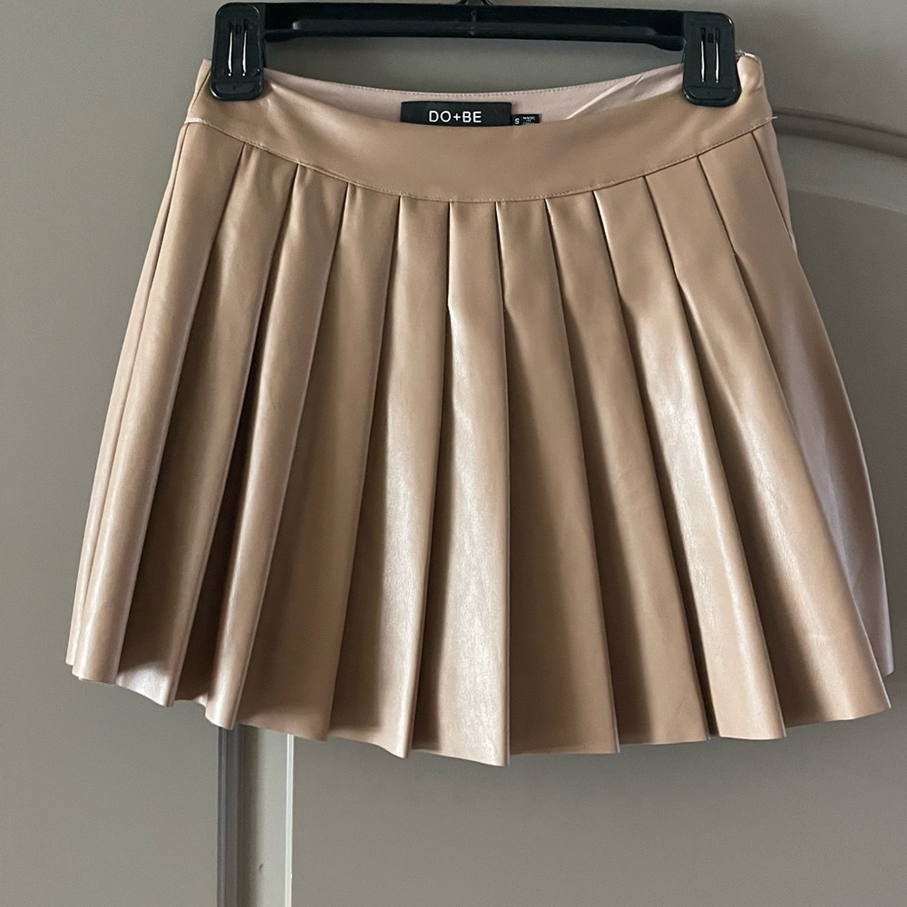 DO+BE Pleated Faux Leather Mini Skirt in Taupe
